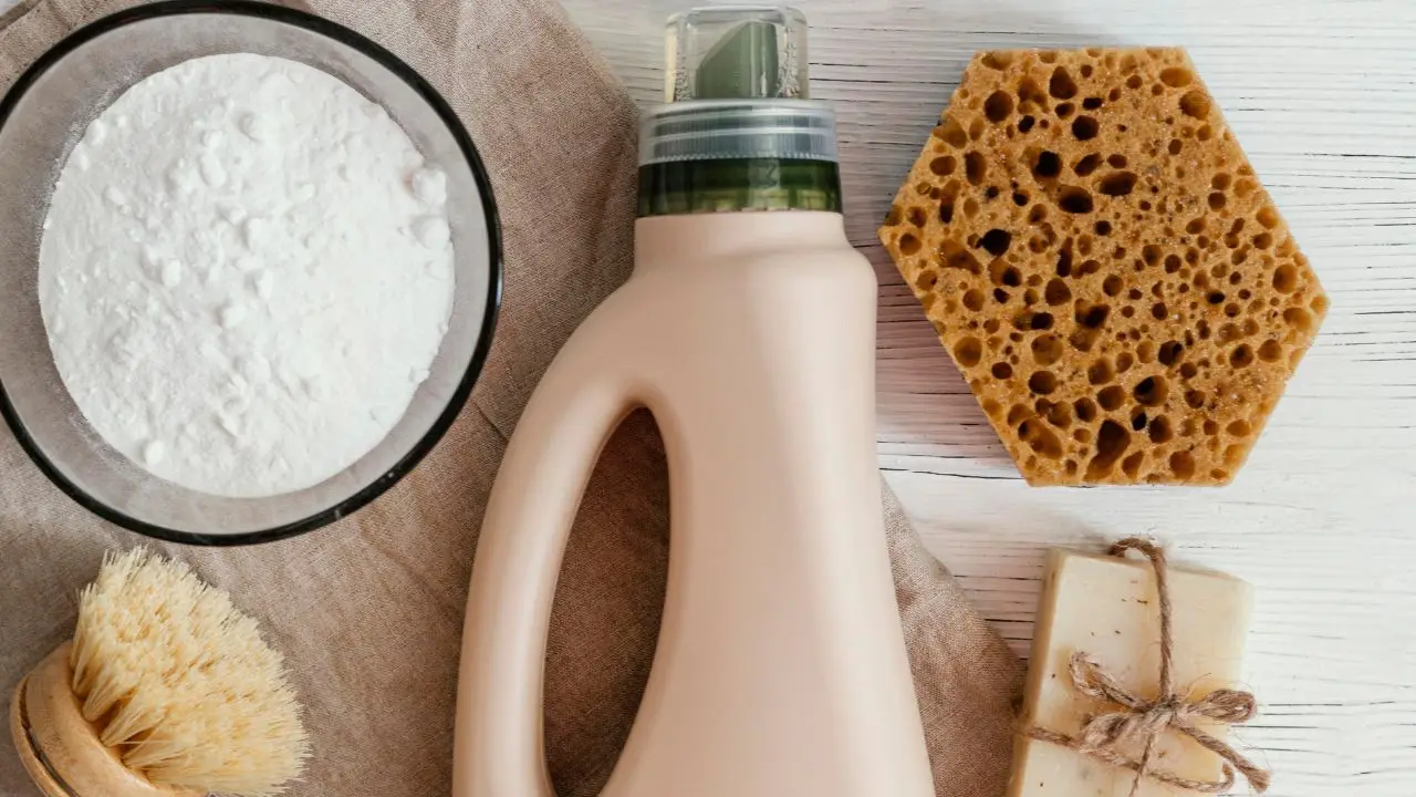 Detersivi naturali fai da te: come autoprodurre prodotti per la pulizia ecologici e risparmiare in casa
