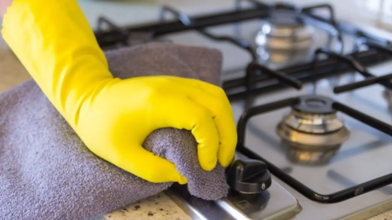 Come scegliere il miglior detergente per il piano cottura: consigli e soluzioni efficaci per una cucina sempre brillante