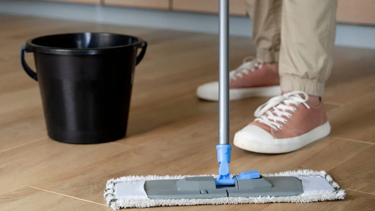 Come lavare il pavimento per la prima volta: consigli utili per una pulizia efficace e duratura