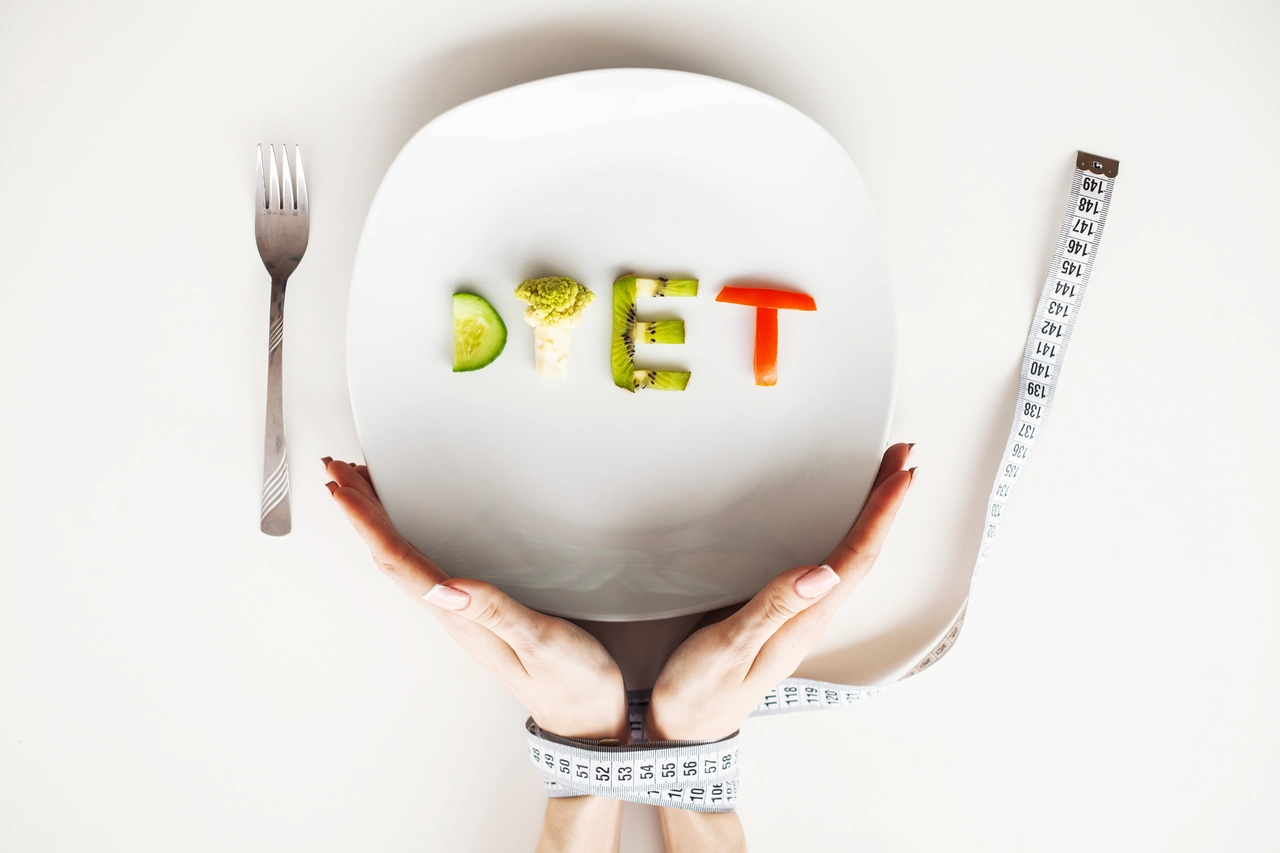 Riduci il gonfiore alle mani evitando questi errori alimentari tipici Riduci il gonfiore alle mani evitando questi errori alimentari tipici