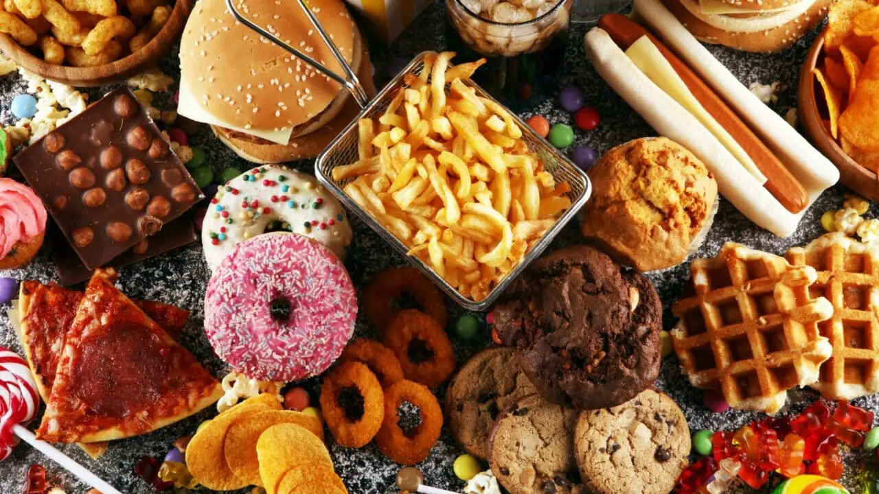 Questi snack veloci peggiorano dolori reumatici: ecco quali evitare durante l’estate Questi snack veloci peggiorano dolori reumatici: ecco quali evitare durante l’estate