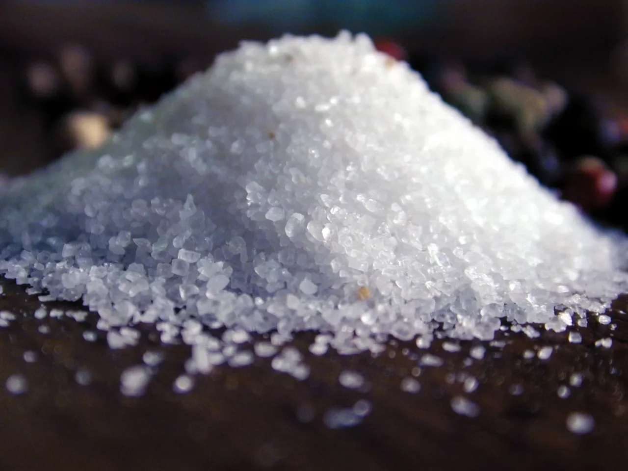 Il segreto dei giardinieri per allontanare le formiche con il sale grosso Il segreto dei giardinieri per allontanare le formiche con il sale grosso
